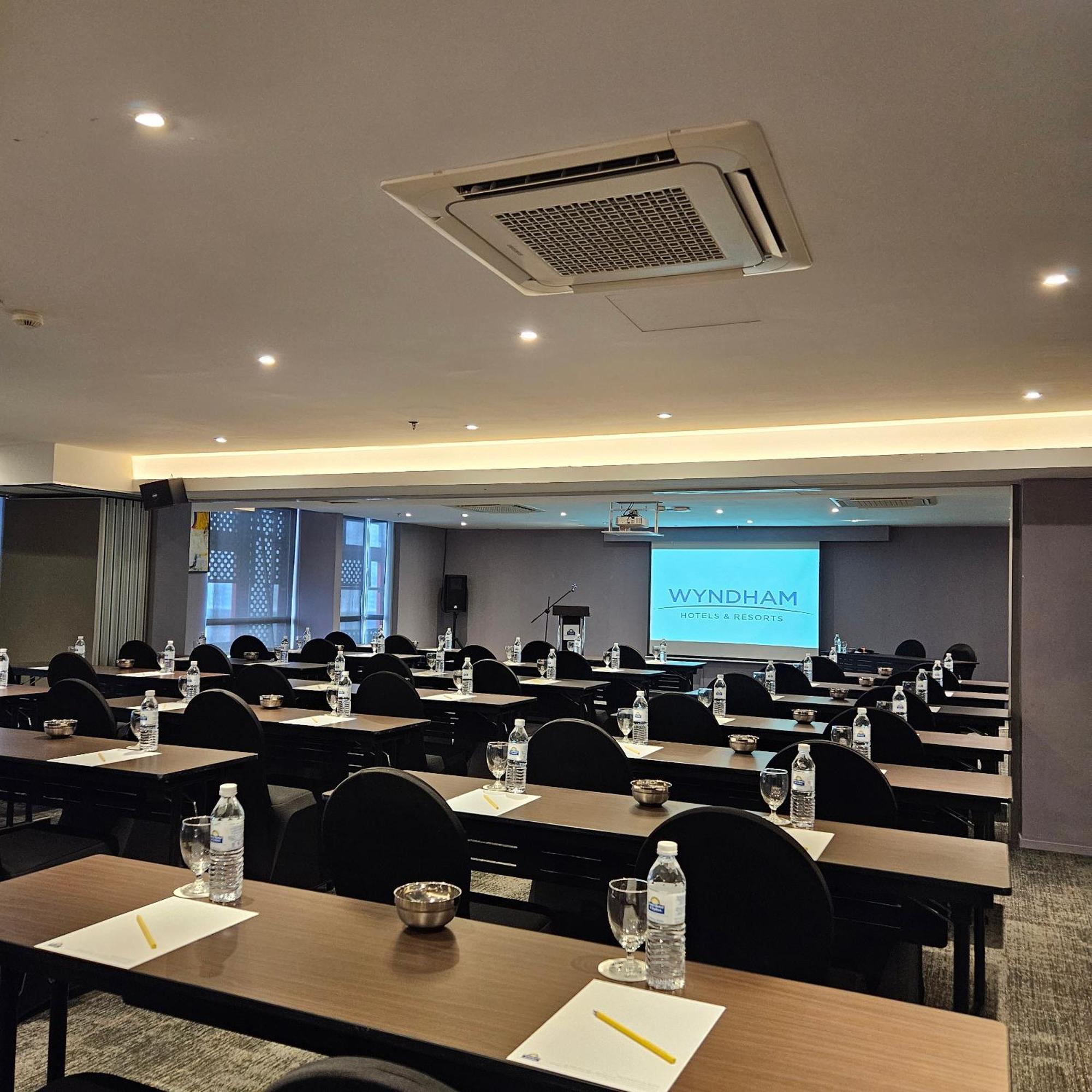 Days Hotel & Suites By Wyndham Kl - Chan Sow Lin Mrt Or Lrt Kuala Lumpur Dış mekan fotoğraf