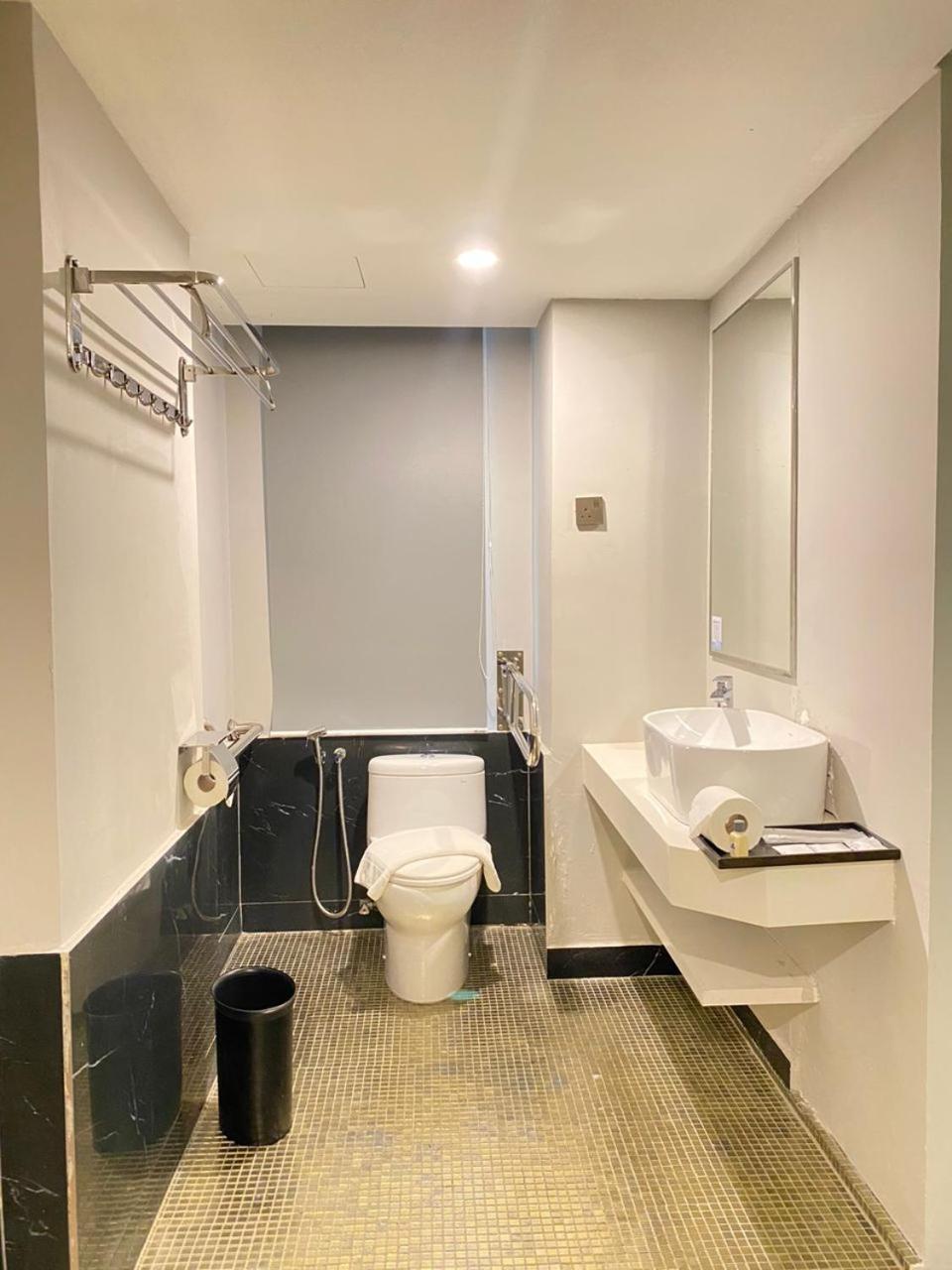 Days Hotel & Suites By Wyndham Kl - Chan Sow Lin Mrt Or Lrt Kuala Lumpur Dış mekan fotoğraf